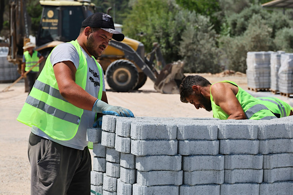 Çamlık Cami önü meydanında kumlu parke kaplama uygulaması yapılıyor