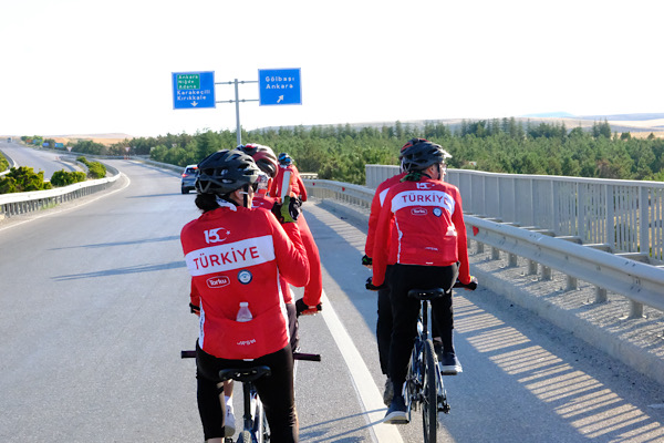 Görme engelli bisikletçiler, 15 Temmuz için Konya’dan Ankara’ya pedal çevirdi