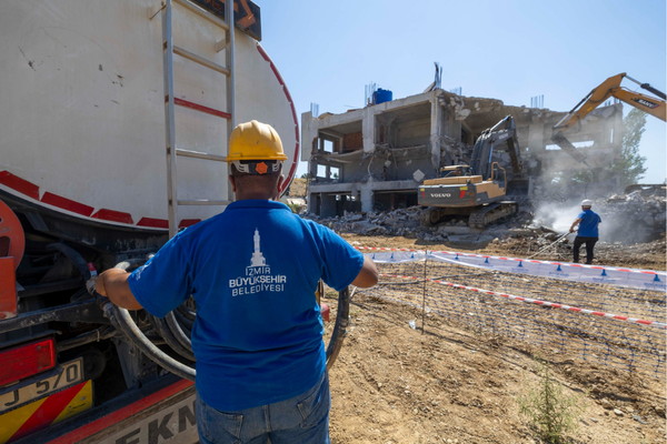 İzmir Büyükşehir Belediyesi Gaziemir’deki kaçak yapıyı yıktı