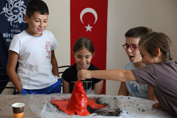 Aydın’da çocuklar “Bilim Deneyevi Deney Kulübü” ile bilimi öğreniyor