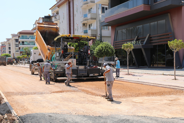 Alanya’da İsa Küçülmez Caddesi’ndeki yenileme çalışmaları sürüyor
