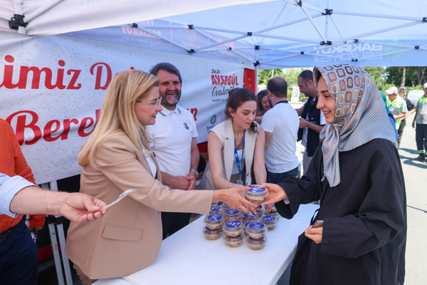 Bakırköy Belediyesi’nden vatandaşlara aşure ikramı