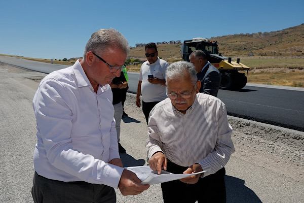Başkan Büyükkılıç, sıcak asfalt çalışmalarını yerinde inceledi