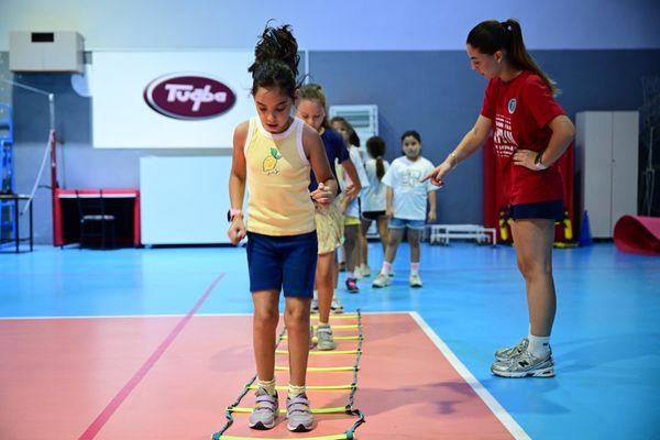 Minik sporcular yaz tatilinde voleybolla buluşuyor