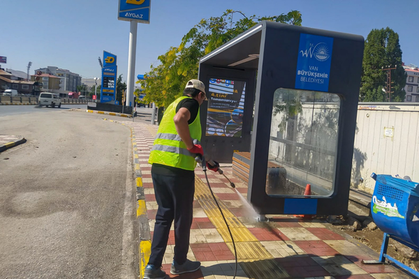 Van’da otobüs durakları mobil araçla temizleniyor