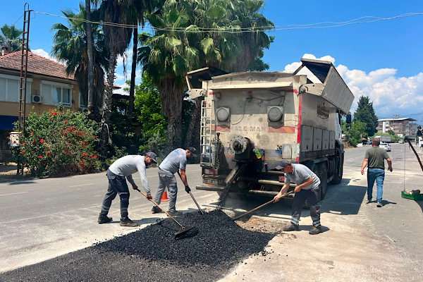 Finike’de yol bakım ve bordür boyama çalışmaları sürdürülüyor