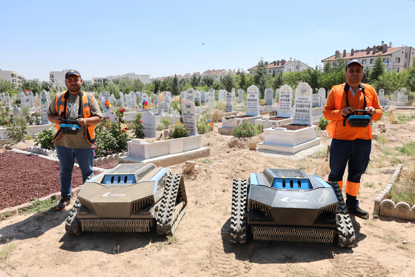 Konya Büyükşehir Belediyesi mezarlık bakımında ot biçme robotu dönemini başlattı