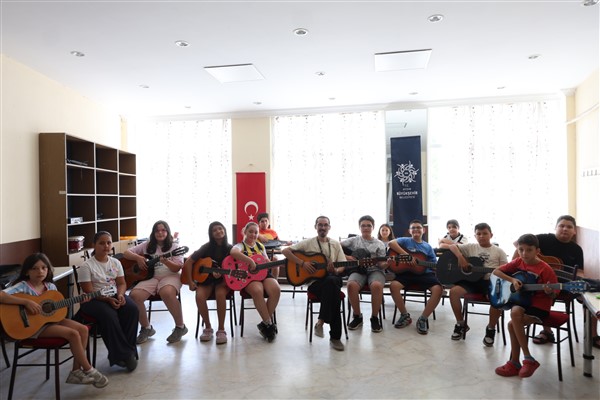 Büyükşehirde yaz dönemi gitar kursları sürüyor