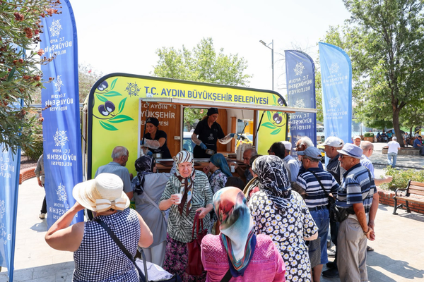 Aydın’da pazarcı esnafı ve vatandaşlara yaz sıcağında limonata ikramı