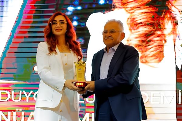 Başkan Büyükkılıç’a Erciyes Medya Ödülleri’nde teşekkür plaketi