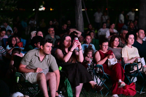 Açık hava sinema gösterimleri Manisa’da sürüyor