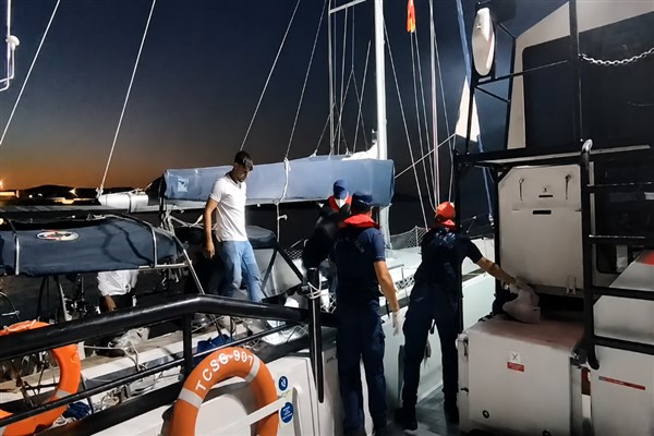 Muğla açıklarında 67 düzensiz göçmen ve 5 göçmen kaçakçısı şüphelisi yakalandı