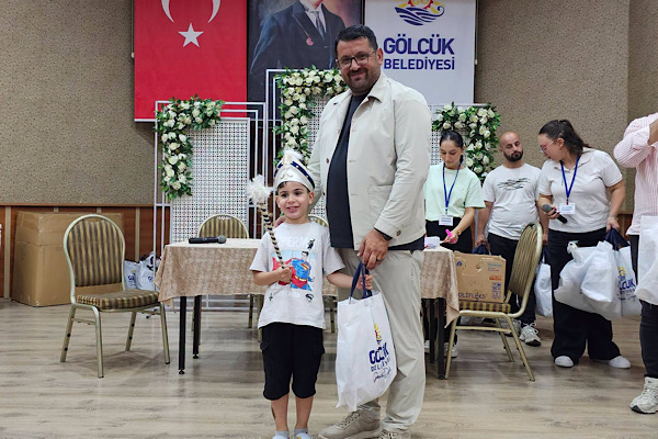 Gölcük’te Sünnet Şöleni öncesi çocuklara kıyafet dağıtıldı