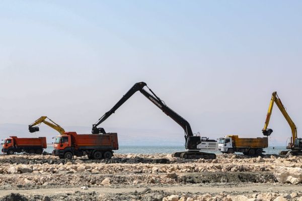 Van Gölü’nde dip çamuru temizliği sürüyor