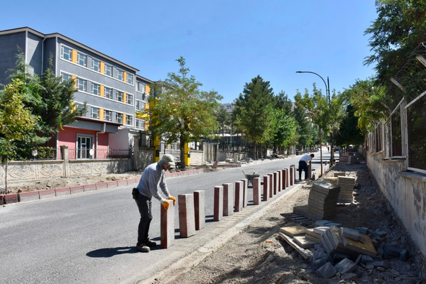 Siirt’te kaldırım ve parke yenileme çalışmaları sürüyor