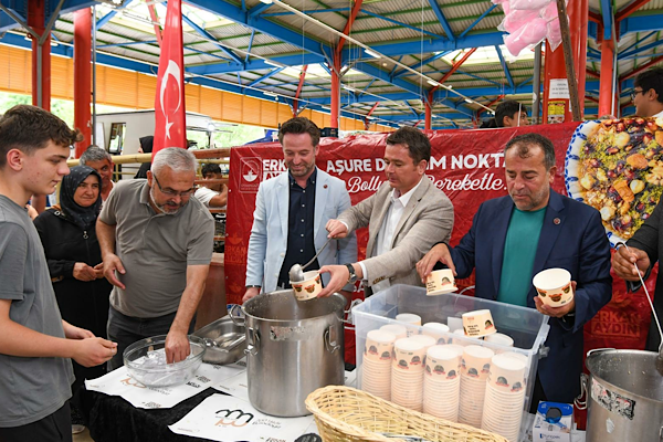 Osmangazi’de aşure ikramı yapıldı