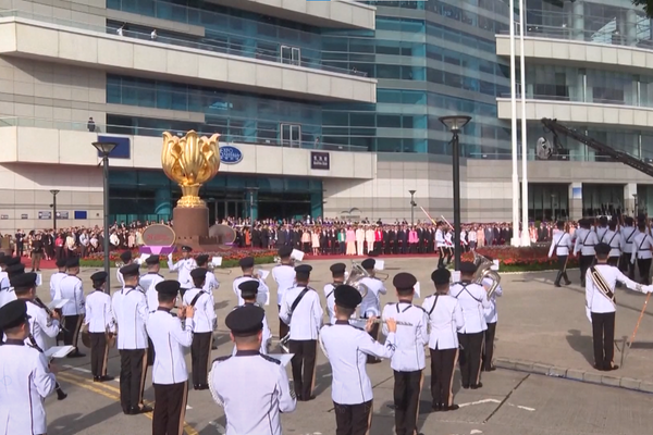 Hong Kong’da anavatana dönüşün 29. yılı bayrak töreniyle kutlandı