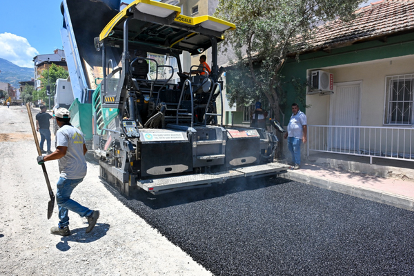 Manisa Alaşehir Fatih Caddesi’nde sıcak asfalt çalışması başladı