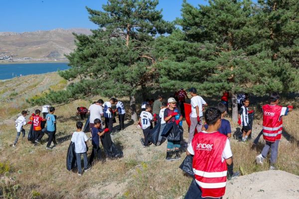 Van Büyükşehir Belediyesi Toprakkale’de çevre temizliği yaptı