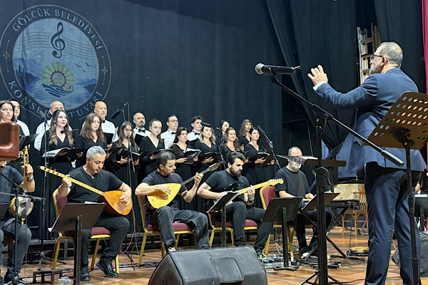 Gölcük’te Türk Halk Müziği Korosu, ilk konserini gerçekleştirdi