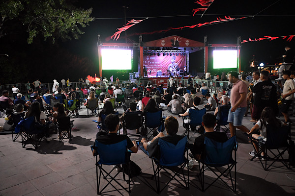 Yalova’nın kurtuluş yıl dönümü konser ve maç yayınıyla kutlandı
