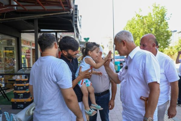 Özçelik, Mahmutlar’da esnaf ve vatandaşlarla buluştu