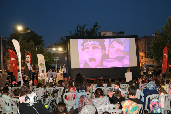 Osmangazi’de yazlık sinema çocuklarla buluşmaya devam ediyor