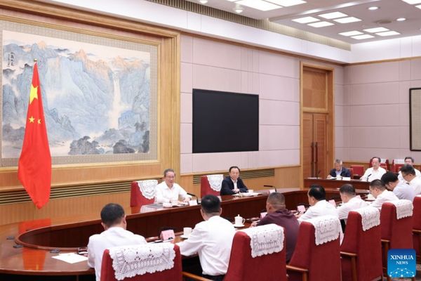 Li Qiang uzmanlar ve girişimcilerle ekonomik durumu değerlendirdi