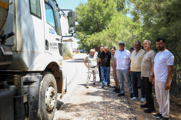 Başkan Özçelik, Okurcalar’daki yol çalışmalarını inceledi
