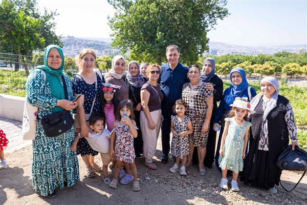 İzmir’de Mahalle Bostanlarında hasat etkinliği düzenlendi