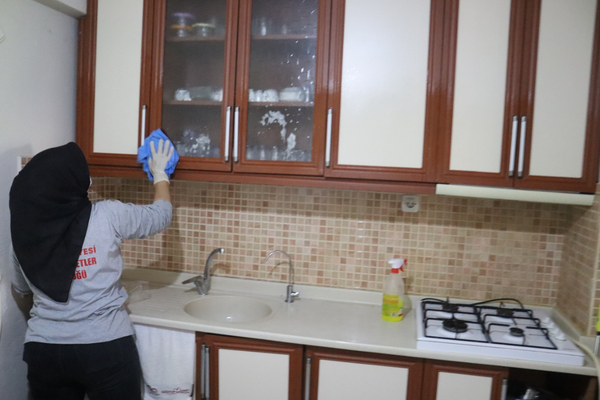 İzmit’te evde temizlik hizmeti devam ediyor