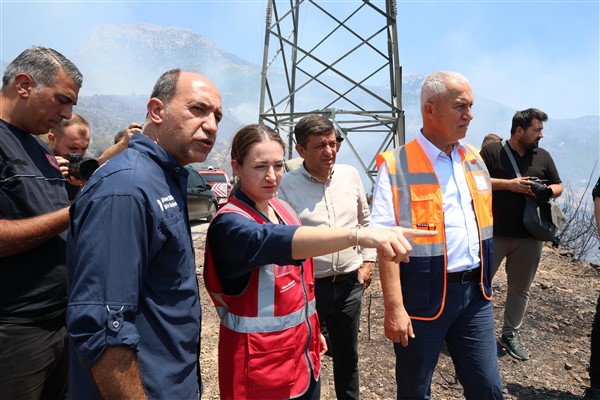Büyükşehir, Alanya’daki orman yangınına destek veriyor