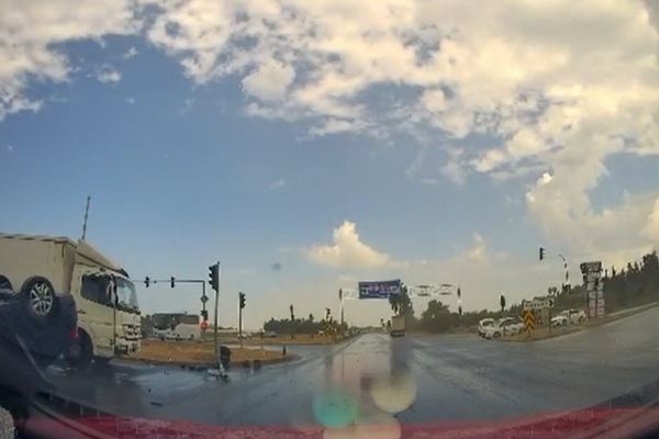Antalya’da tırın çarptığı otomobil savruldu