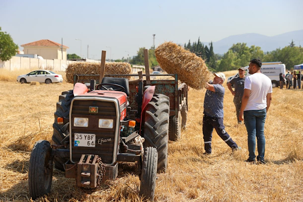 Buca’da hayvancılıkla uğraşan üreticilere saman desteği