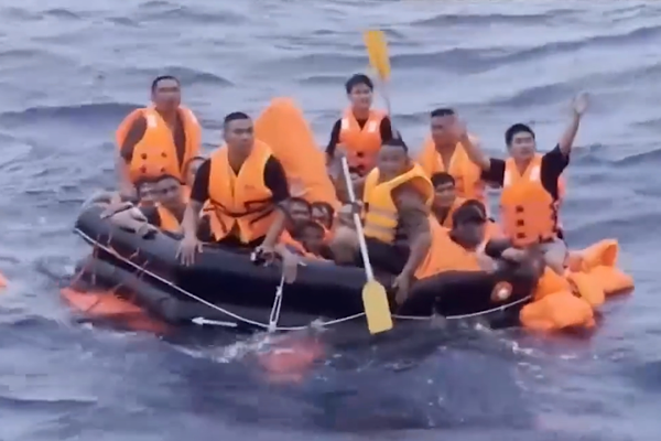 Çin, batan Vietnam gemisindeki 45 kişiyi kurtardı