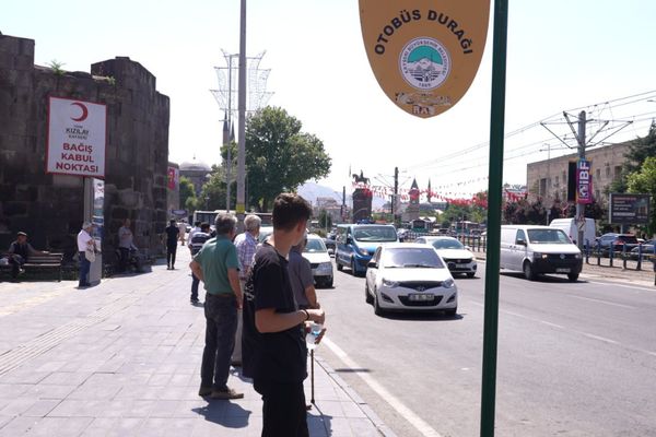 Kayseri’de zabıta ekiplerinden otobüs duraklarında hatalı park denetimi