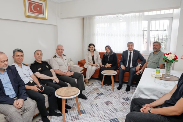 Adana Valisi Yavuz’dan 15 Temmuz şehitlerinin ailelerine ziyaret
