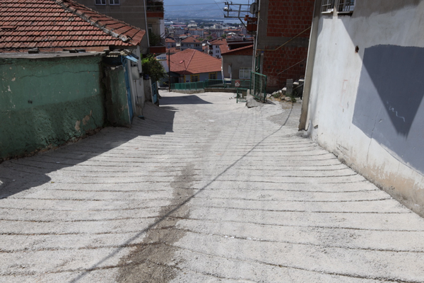 İzmit Belediyesi, Kanlıbağ Sokak’ta beton yolu yeniledi