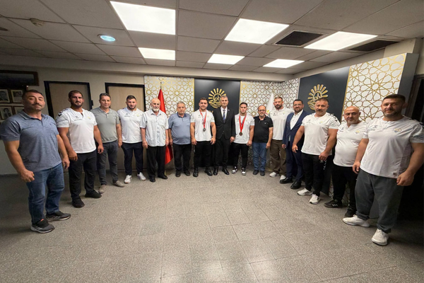 Gölcük Belediyesporlu pehlivanlar Başkan Sezer’i ziyaret etti