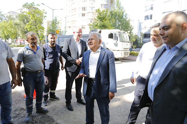Kayseri’de Eşref Bitlis Bulvarı’nda altyapı ve asfalt çalışmaları incelendi