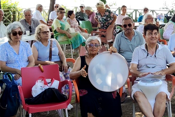 Muratpaşa’da Yaşlılar Türk Halk Müziği Korosunda buluşuyor