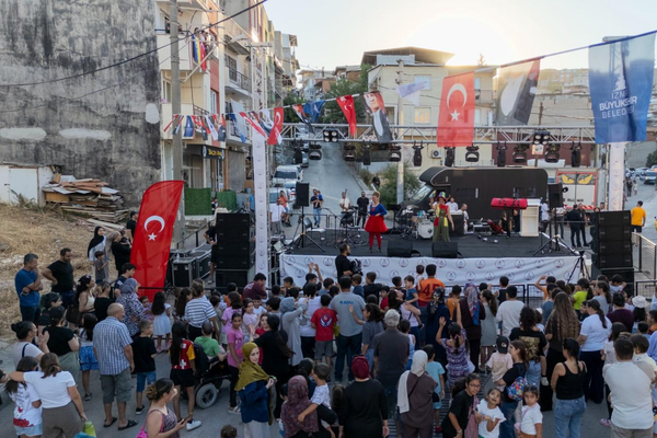 Karabağlar’da Mahalle Şenliği coşkusu: Binlerce İzmirli yaz akşamında buluştu