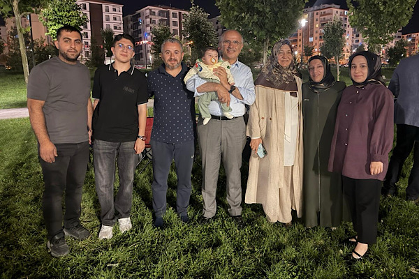 Başkan Er, Yüzüncü Yıl Kent Parkı’nda vatandaşlarla bir araya geldi