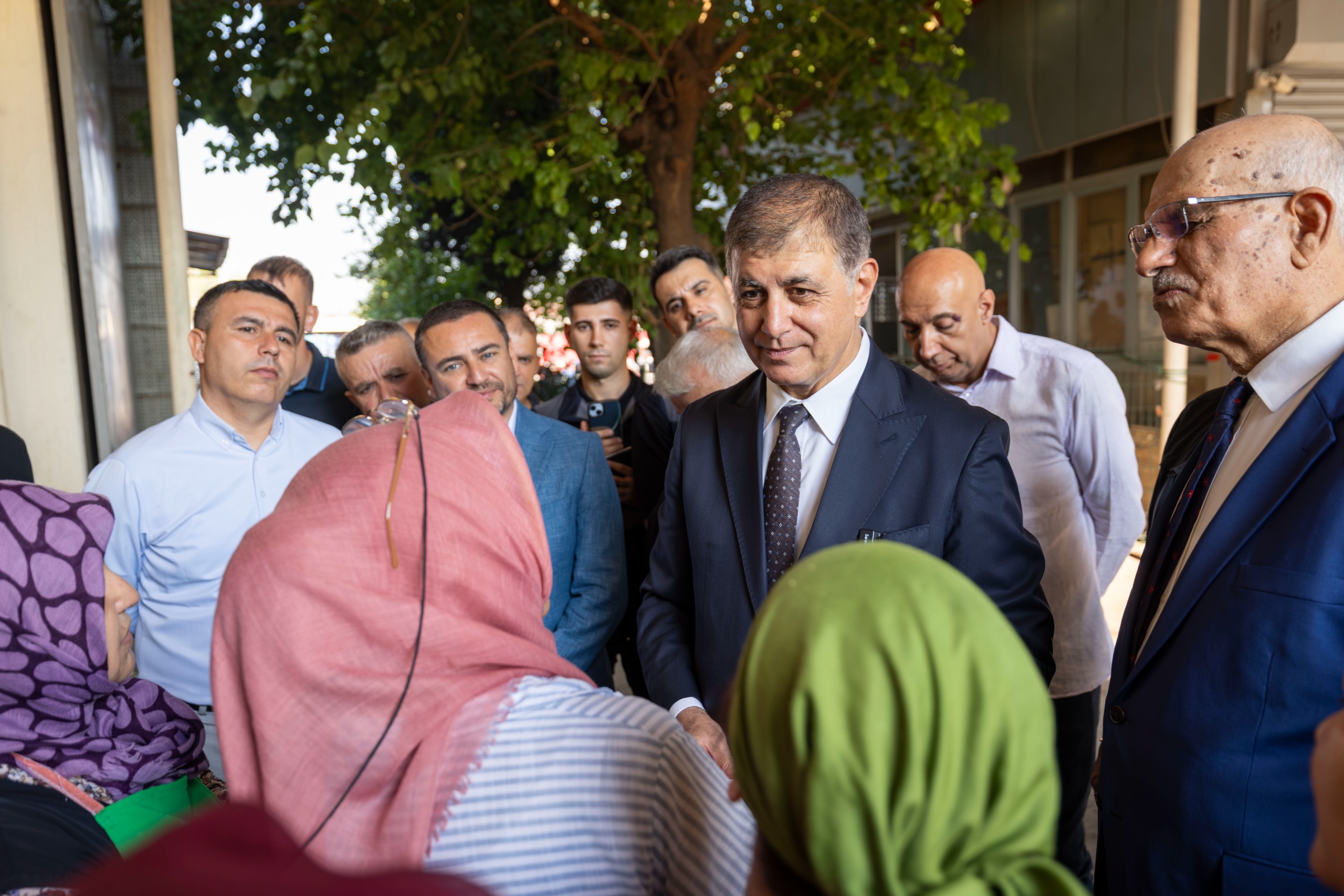 Başkan Tugay İzmir’in hal esnafıyla buluştu