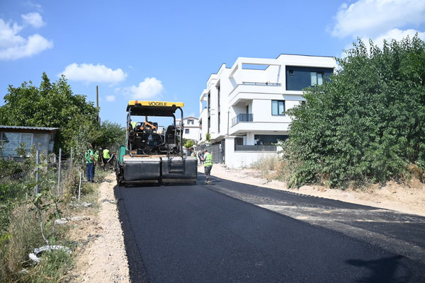 Gemlik Belediyesi Umurbey’de asfalt çalışmalarını sürdürüyor