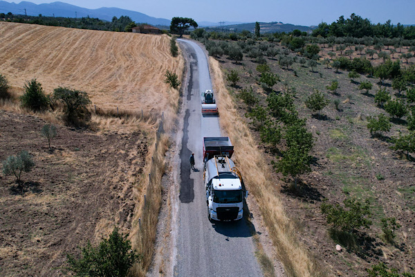 Manisa’da 8 kilometrelik yolda sathi kaplama çalışması yapılıyor