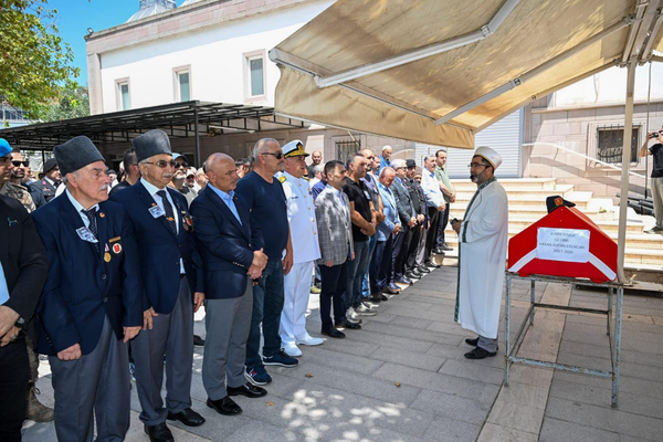 Kocaeli Valisi Aktaş, Kıbrıs Gazisi Hasan Ahtan Erencan’ın cenaze törenine katıldı