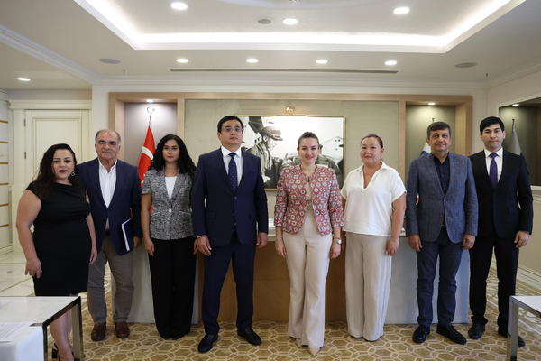 Kırgız Cumhuriyeti Antalya Başkonsolosu Myrzabekoviç’den, Başkan Vekili Özdemir’i ziyaret