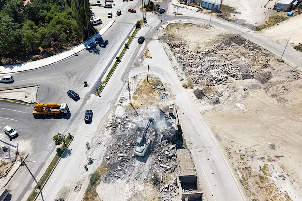 Van’da Hatuniye Caddesi’nin ikinci etabında yıkım çalışmaları sürüyor