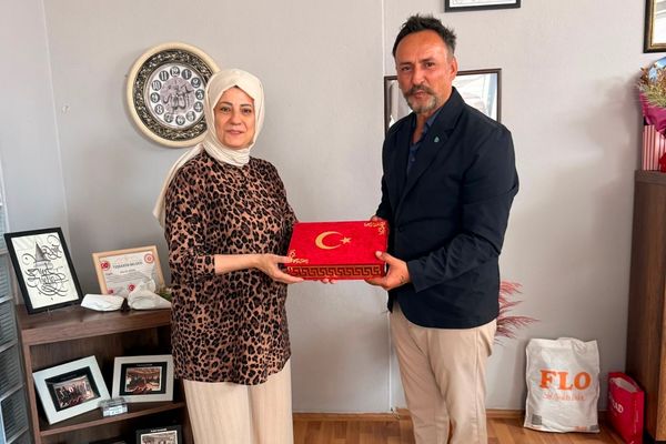 İzmit Belediyesi’nden muhtarlara doğum günü ziyareti